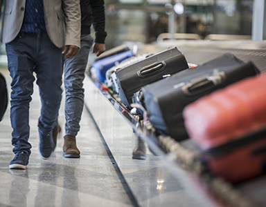 隨著全球航空旅遊的迅速成長，使機場在處理數以百萬計乘客及其行李時，面臨前所未有的嚴峻挑戰。傳統的行李處理系統普遍存在效率低下、錯誤率高與缺乏彈性等問題。為了克服這些問題，越來越多機場紛紛導入由人工智慧驅動的解決方案，提供即時資料處理與自動化能力，全面優化行李管理流程，提升整體營運效率與旅客體驗。
