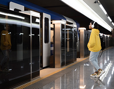 鐵道事故往往造成嚴重人員傷亡，因此「安全」始終是全球運輸主管機關的首要關注重點。隨著鐵道產業加速導入物聯網 (IoT)、人工智慧 (AI) 及自動化技術，車站正逐步邁向更智慧、更安全的營運模式。包括月台門 (PSD) 與AI視覺系統在內的先進解決方案，已被廣泛應用於事故預防、即時監控、風險預測與乘客流量管理，推動鐵道安全全面升級，進一步提升智慧化程度、可靠度與營運效率。
