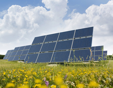 太陽能電池板由一系列小型半導體製成，將陽光直射粒子轉化為電子，最後轉化為電能，可以儲存或直接輸送以供製造設施、暖通空調、照明裝置以及電動汽車充電站等電力應用。
